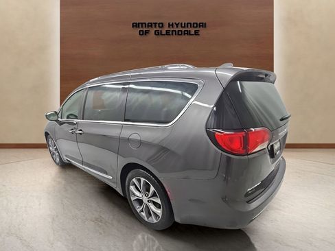 Used 2018 Chrysler Pacifica Limited w/ Tire & Wheel Group FWD image 4