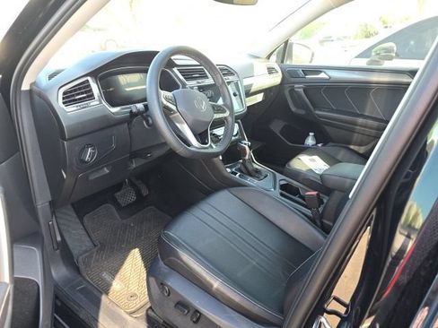 Used 2023 Volkswagen Tiguan SE FWD image 2