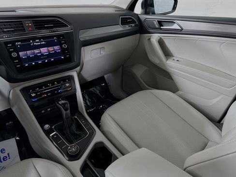 Used 2022 Volkswagen Tiguan SE w/ Panoramic Sunroof Package image 21