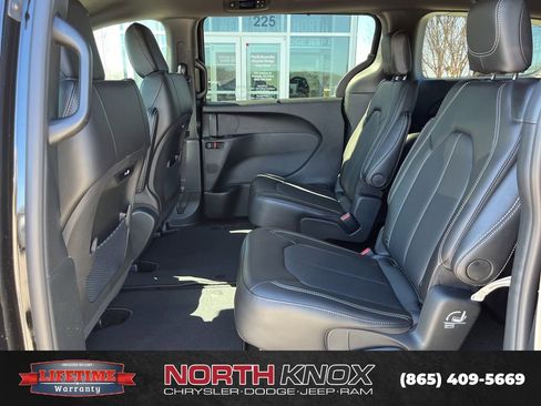 New 2026 Chrysler Pacifica Select image 13