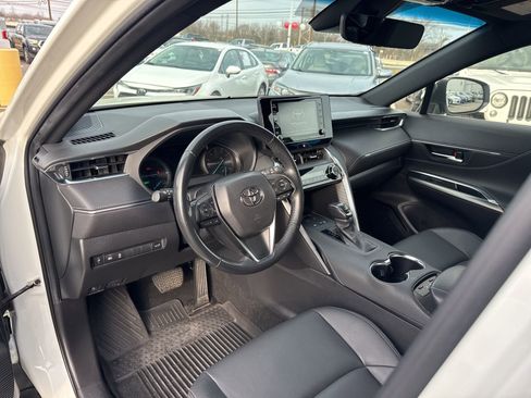 Used 2022 Toyota Venza XLE image 10