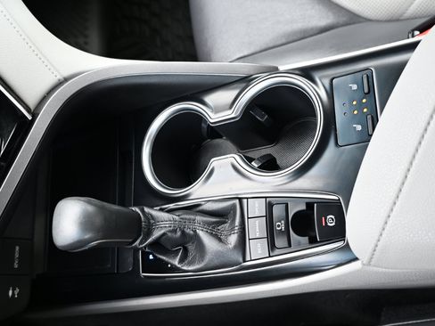 Used 2018 Toyota Camry XLE image 27