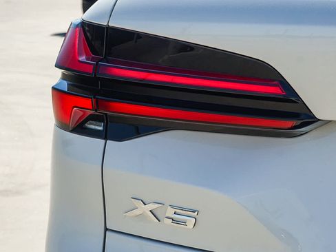 Used 2024 BMW X5 sDrive40i w/ M Sport Package image 11