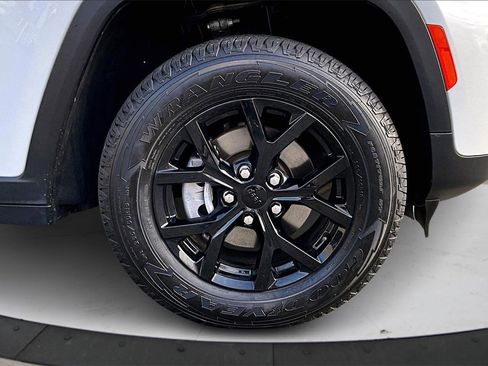 Used 2024 Jeep Grand Cherokee Altitude image 32