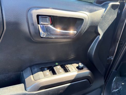 Used 2018 Toyota Tacoma TRD Sport w/ Technology Package image 26