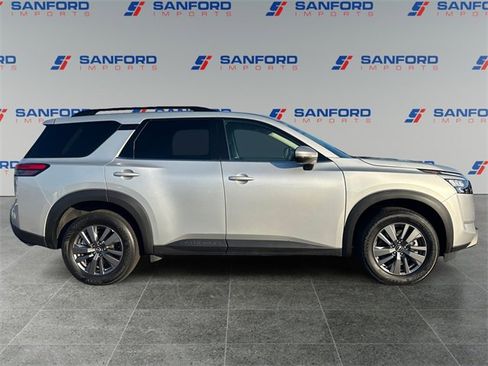Used 2024 Nissan Pathfinder SV image 6