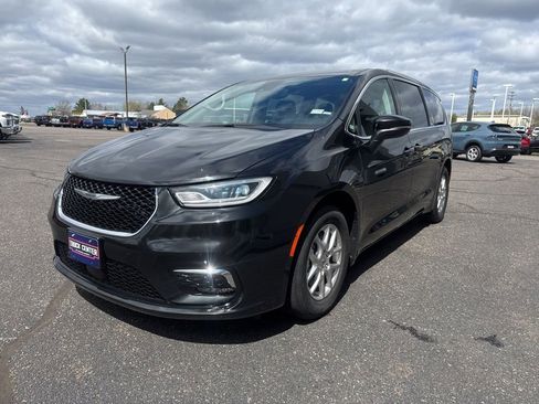 Used 2023 Chrysler Pacifica Touring-L FWD image 10