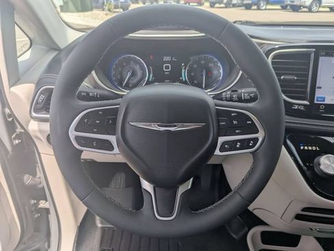Used 2022 Chrysler Pacifica Touring-L AWD/4WD image 18