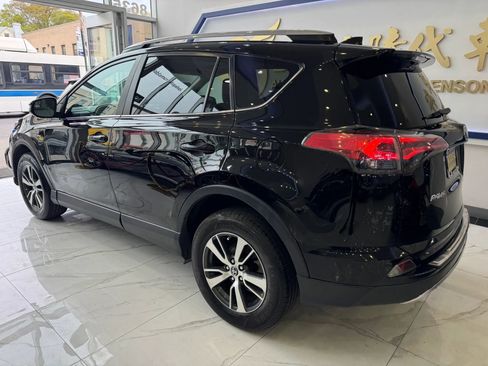 Used 2017 Toyota RAV4 XLE AWD/4WD image 5