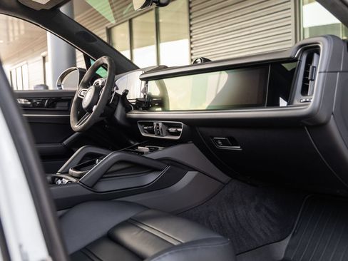 Certified 2025 Porsche Cayenne GTS AWD/4WD image 48