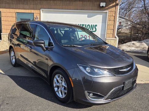 Used 2018 Chrysler Pacifica Touring Plus w/ Tire & Wheel Group image 2