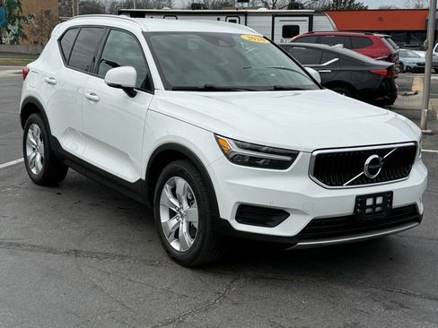 Used 2020 Volvo XC40 T4 Momentum image 2