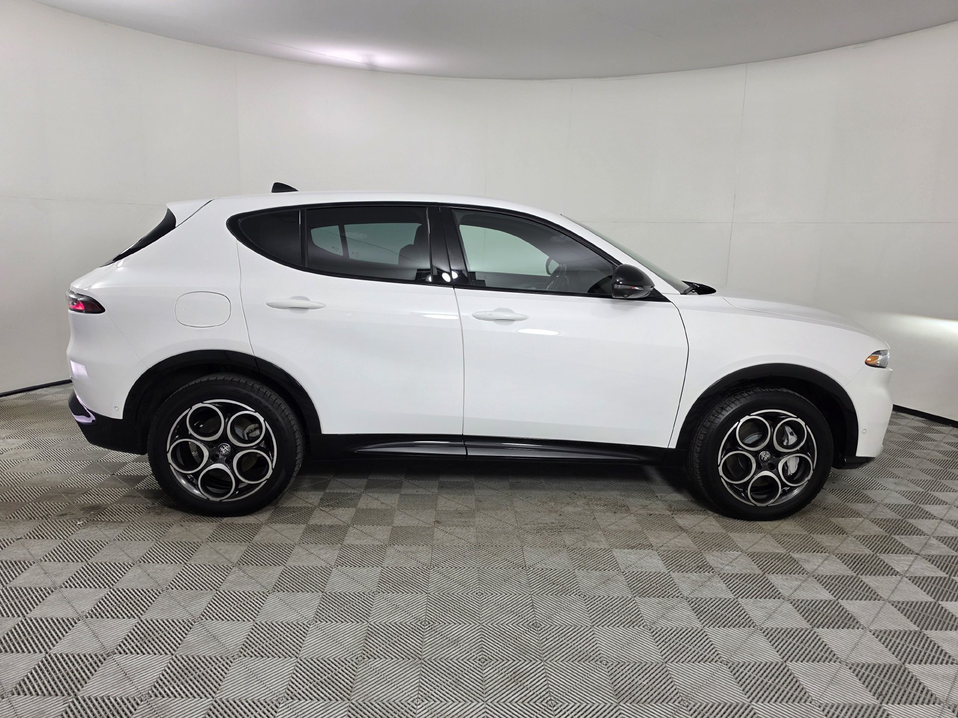 Used 2025 Alfa Romeo Tonale w/ Premium Package AWD/4WD image 8