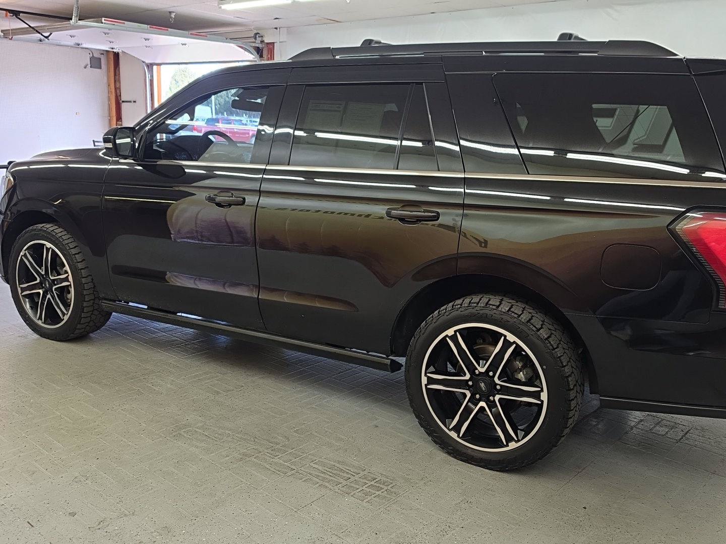 Used 2020 Ford Expedition Limited w/ Equipment Group 303A AWD/4WD image 3