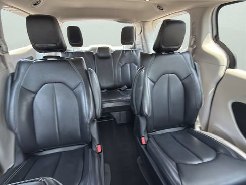 Used 2023 Chrysler Pacifica Touring-L FWD image 23