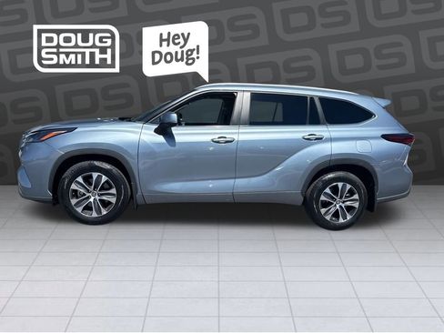 Used 2024 Toyota Highlander XLE AWD/4WD image 1