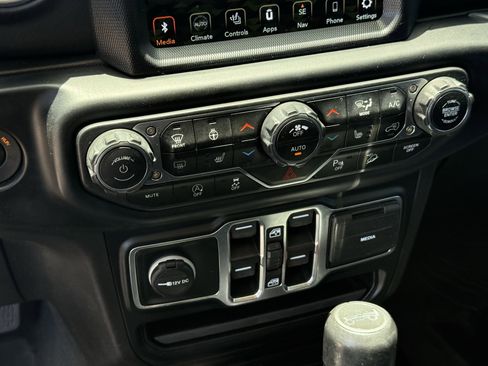 Used 2020 Jeep Wrangler Unlimited Sahara AWD/4WD image 22