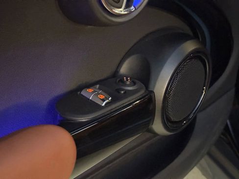 Used 2021 MINI Cooper 2-Door Hardtop w/ Signature Upholstery Package image 26