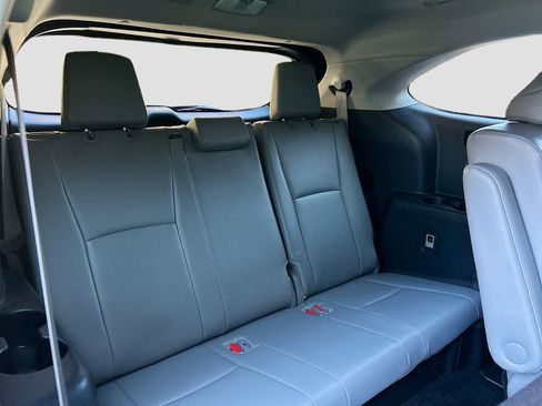 Used 2024 Toyota Highlander XLE image 27