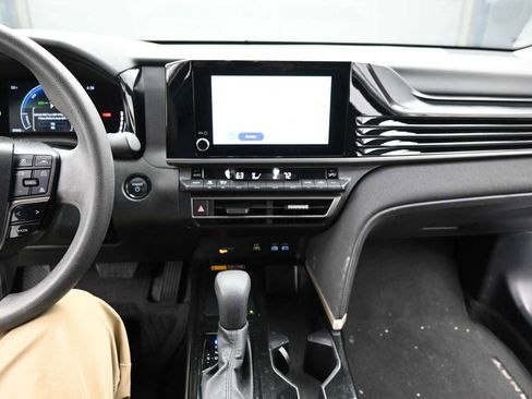 Used 2025 Toyota Camry LE w/ Convenience Package image 12