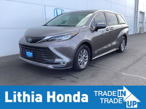 Used 2021 Toyota Sienna XLE image 1