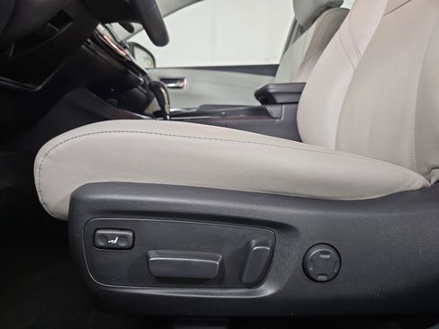 Used 2016 Toyota Avalon Limited image 32