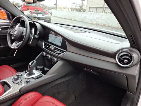 Used 2023 Alfa Romeo Giulia Veloce image 11