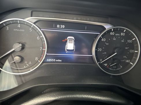 Used 2025 Nissan Pathfinder SL FWD image 3