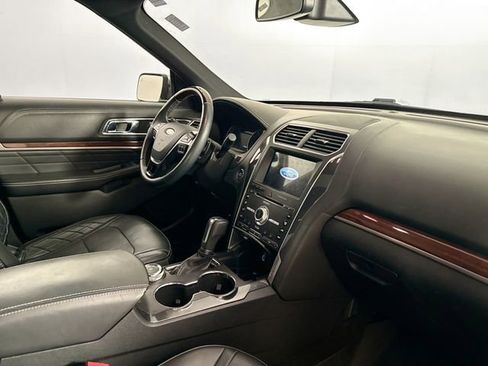 Used 2018 Ford Explorer Platinum AWD/4WD image 4