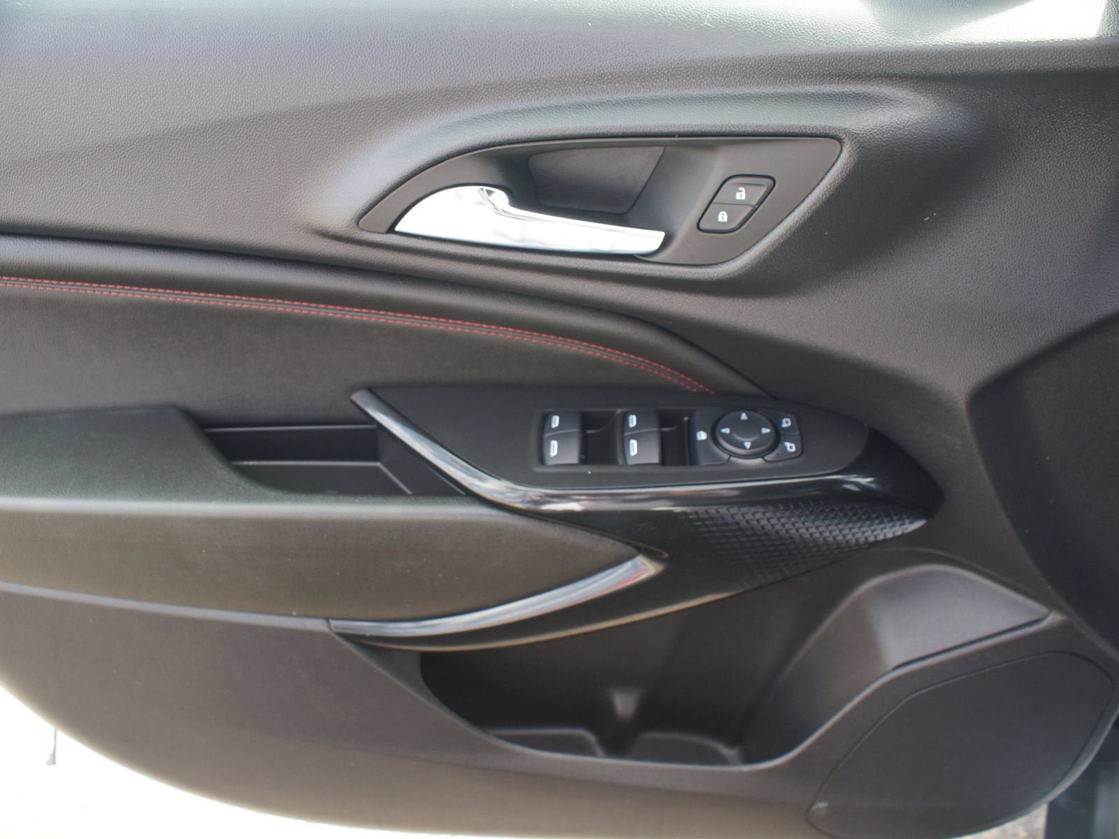 Used 2025 Chevrolet Trax RS w/ Sunroof Package FWD image 28