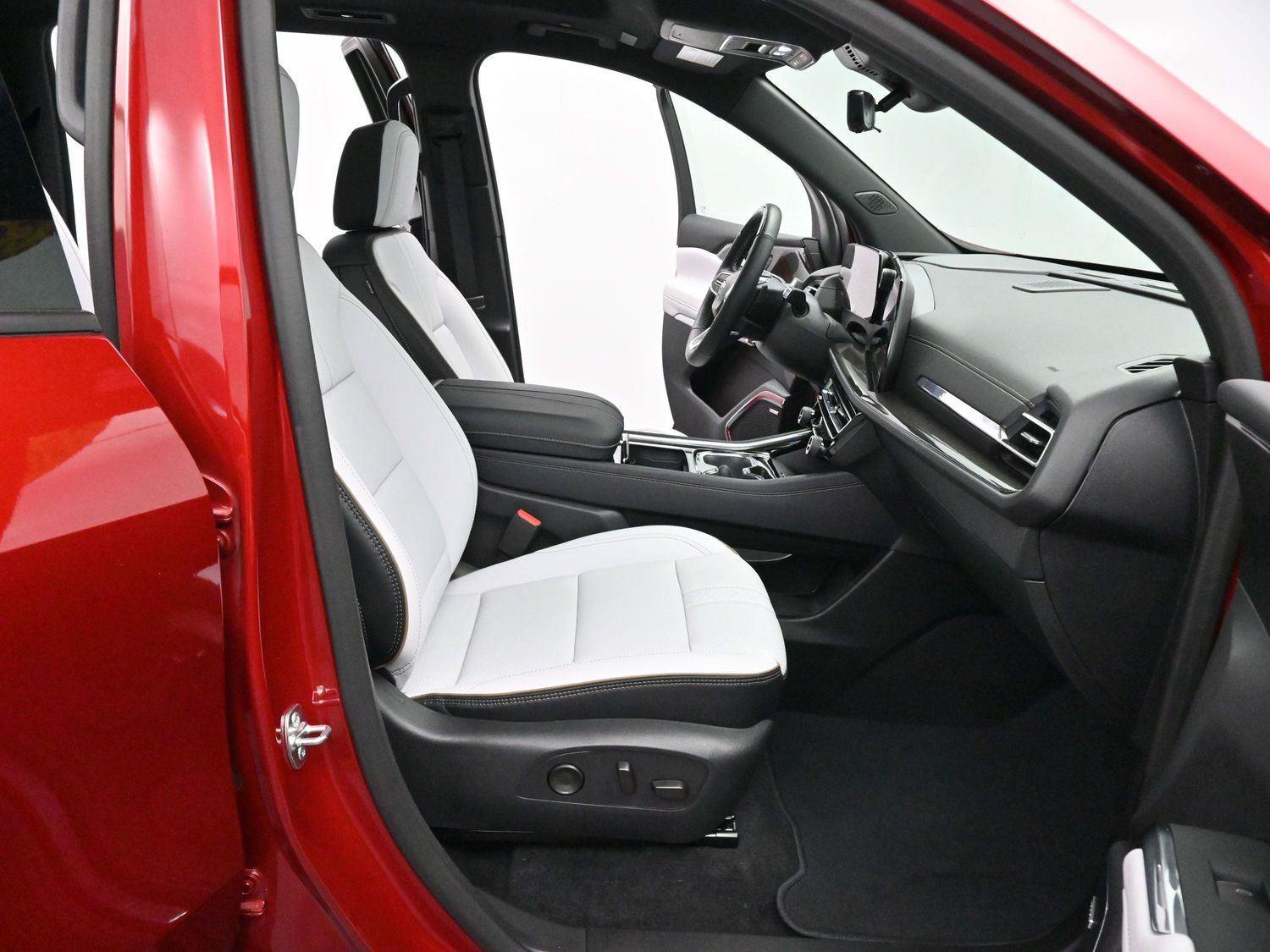Used 2025 Chevrolet Traverse High Country AWD/4WD image 35