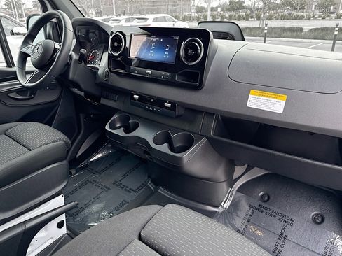 Used 2025 Mercedes-Benz Sprinter 2500 image 25