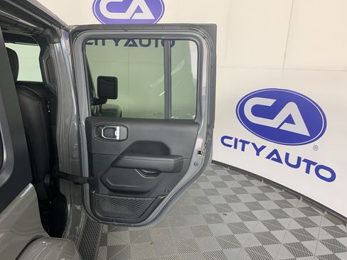 Used 2022 Jeep Wrangler Unlimited Sahara AWD/4WD image 35