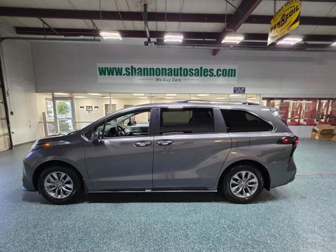 Used 2024 Toyota Sienna XLE FWD image 11