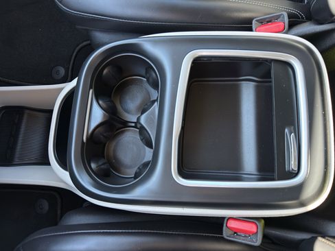 Used 2023 Chrysler Pacifica Touring-L image 21