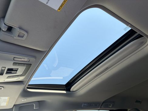 Used 2025 Toyota Sienna LE AWD/4WD image 28
