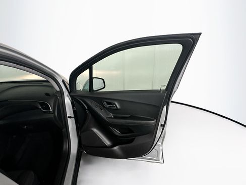 Used 2020 Chevrolet Trax LS FWD image 29