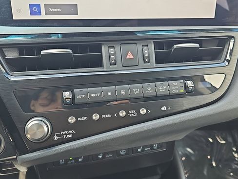 Certified 2024 Lexus ES 300h w/ Technology Package image 21