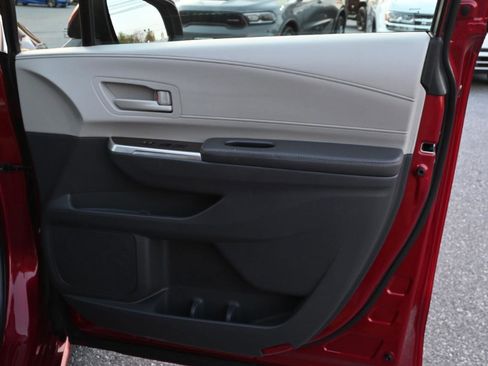 Used 2021 Toyota Sienna LE w/ LE Plus Package FWD image 29