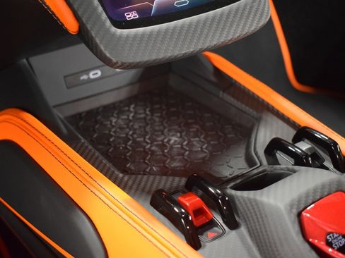 Used 2025 Lamborghini Revuelto image 30