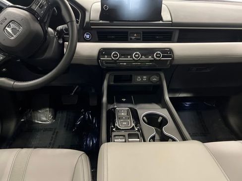 Certified 2025 Honda Pilot Touring image 12