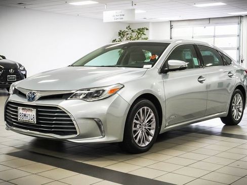 Used 2018 Toyota Avalon Limited image 4