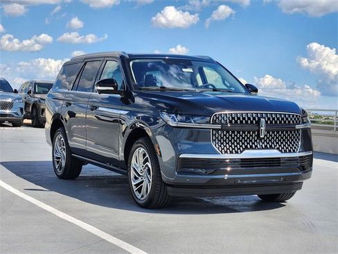 New 2025 Lincoln Navigator Reserve image 3