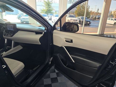 Used 2022 Toyota Corolla Cross L image 40