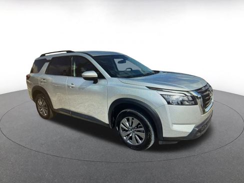 Used 2025 Nissan Pathfinder SV image 7