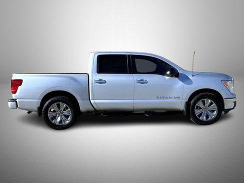 Used 2018 Nissan Titan SV w/ SV Convenience Package image 4