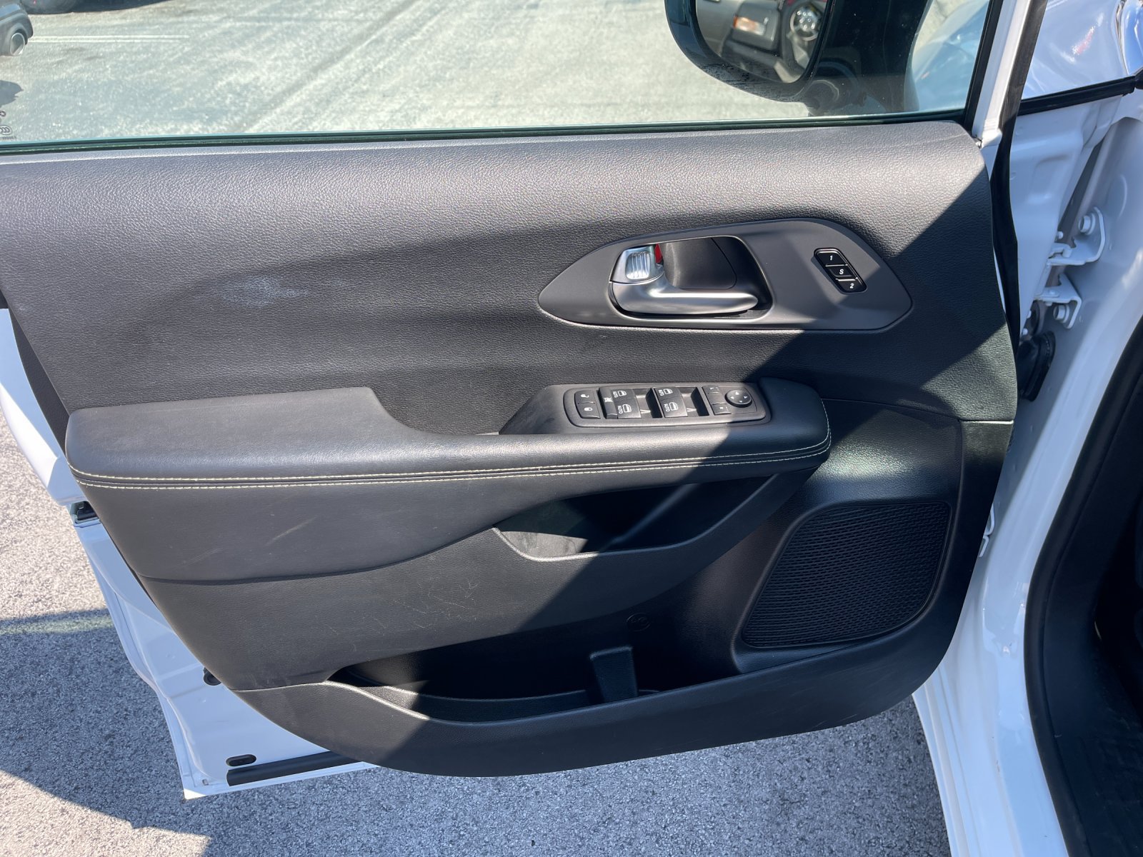 Used 2025 Chrysler Pacifica Select FWD image 12