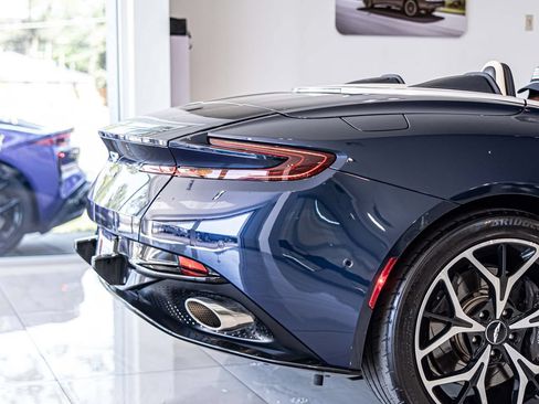 Used 2019 Aston Martin DB11 Volante RWD image 12