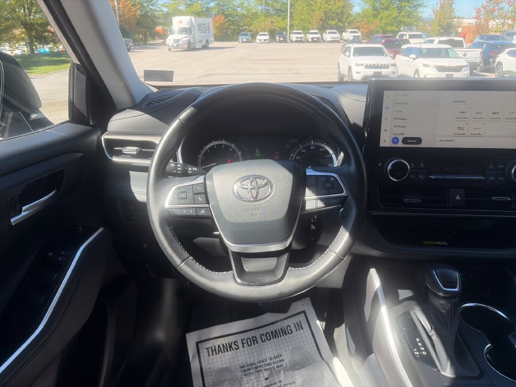 Used 2023 Toyota Highlander XLE AWD/4WD image 14