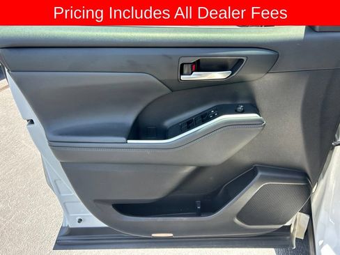 Used 2022 Toyota Highlander XLE FWD image 3